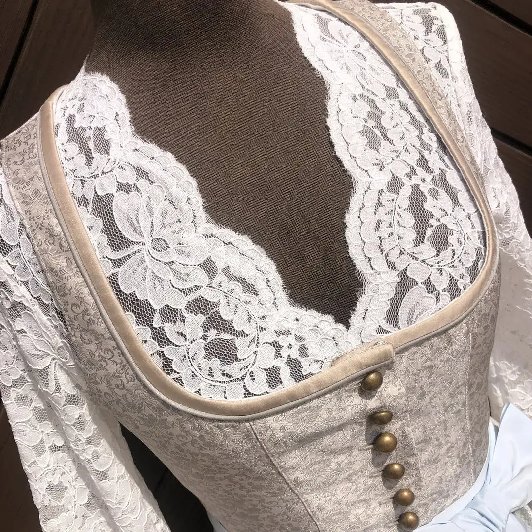Waldorff Dirndlbluse creme mit V-Ausschnitt No. 9 – Bild 7 – Chiemgauer Heimatwerk Trachten-Onlineshop Waldorff Dirndlbluse creme mit V-Ausschnitt No. 9 - Bild 7 - Chiemgauer Heimatwerk Trachten-Onlineshop