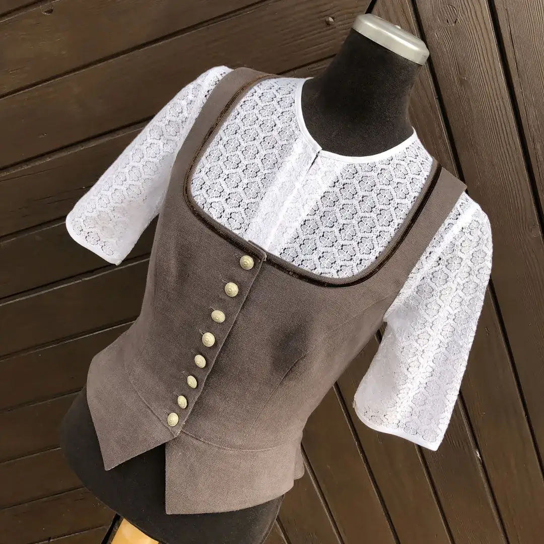 Waldorff Dirndlbluse hochgeschlossen mit kurzarm – Bild 13 – Chiemgauer Heimatwerk Trachten-Onlineshop Waldorff Dirndlbluse hochgeschlossen mit kurzarm - Bild 13 - Chiemgauer Heimatwerk Trachten-Onlineshop