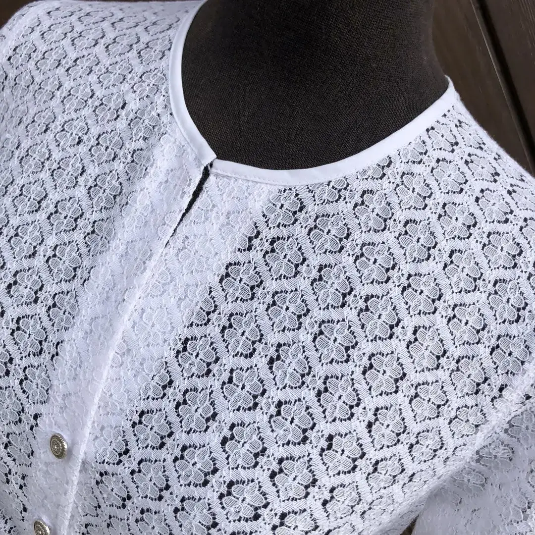 Waldorff Dirndlbluse hochgeschlossen mit kurzarm – Bild 17 – Chiemgauer Heimatwerk Trachten-Onlineshop Waldorff Dirndlbluse hochgeschlossen mit kurzarm - Bild 17 - Chiemgauer Heimatwerk Trachten-Onlineshop