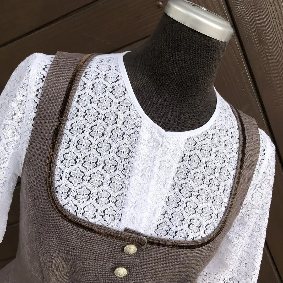 Waldorff Dirndlbluse hochgeschlossen mit kurzarm – Bild 6 – Chiemgauer Heimatwerk Trachten-Onlineshop Waldorff Dirndlbluse hochgeschlossen mit kurzarm - Bild 6 - Chiemgauer Heimatwerk Trachten-Onlineshop