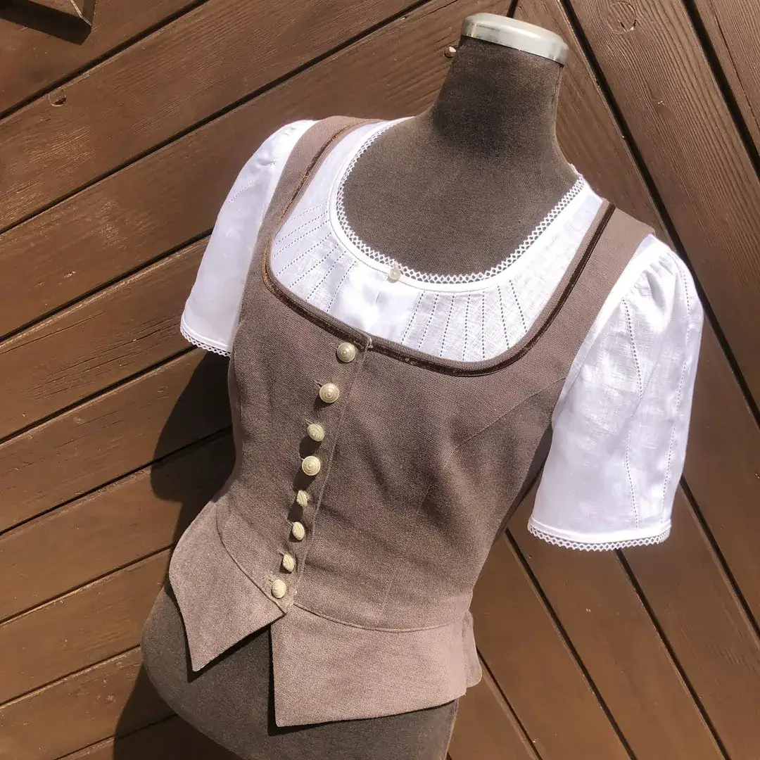 Waldorff Dirndlbluse kurzarm aus Leinen No. 1 – Bild 17 – Chiemgauer Heimatwerk Trachten-Onlineshop Waldorff Dirndlbluse kurzarm aus Leinen No. 1 - Bild 17 - Chiemgauer Heimatwerk Trachten-Onlineshop