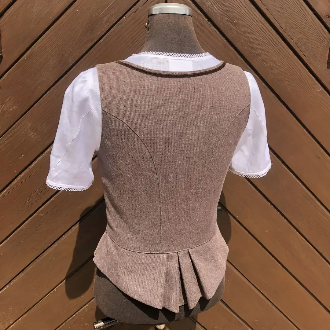 Waldorff Dirndlbluse kurzarm aus Leinen No. 1 – Bild 4 – Chiemgauer Heimatwerk Trachten-Onlineshop Waldorff Dirndlbluse kurzarm aus Leinen No. 1 - Bild 4 - Chiemgauer Heimatwerk Trachten-Onlineshop
