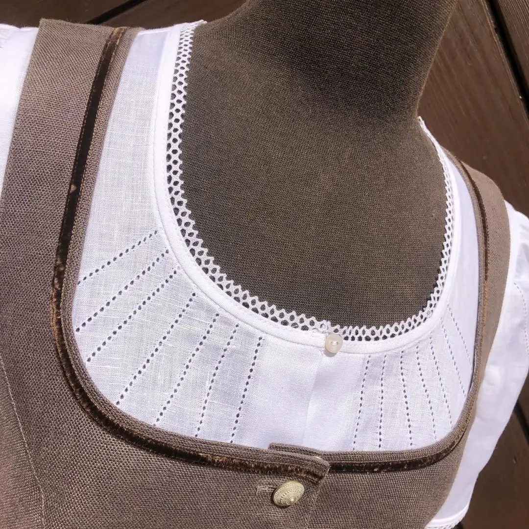 Waldorff Dirndlbluse kurzarm aus Leinen No. 1 – Bild 5 – Chiemgauer Heimatwerk Trachten-Onlineshop Waldorff Dirndlbluse kurzarm aus Leinen No. 1 - Bild 5 - Chiemgauer Heimatwerk Trachten-Onlineshop