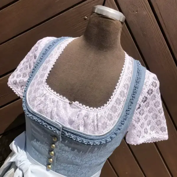 Waldorff Dirndlbluse kurzarm aus Spitze No. 2 – Bild 1 – Chiemgauer Heimatwerk Trachten-Onlineshop Waldorff Dirndlbluse kurzarm aus Spitze No. 2 - Bild 1 - Chiemgauer Heimatwerk Trachten-Onlineshop