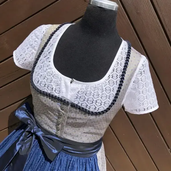 Waldorff Dirndlbluse kurzarm aus Spitze No. 5 – Bild 1 – Chiemgauer Heimatwerk Trachten-Onlineshop Waldorff Dirndlbluse kurzarm aus Spitze No. 5 - Bild 1 - Chiemgauer Heimatwerk Trachten-Onlineshop