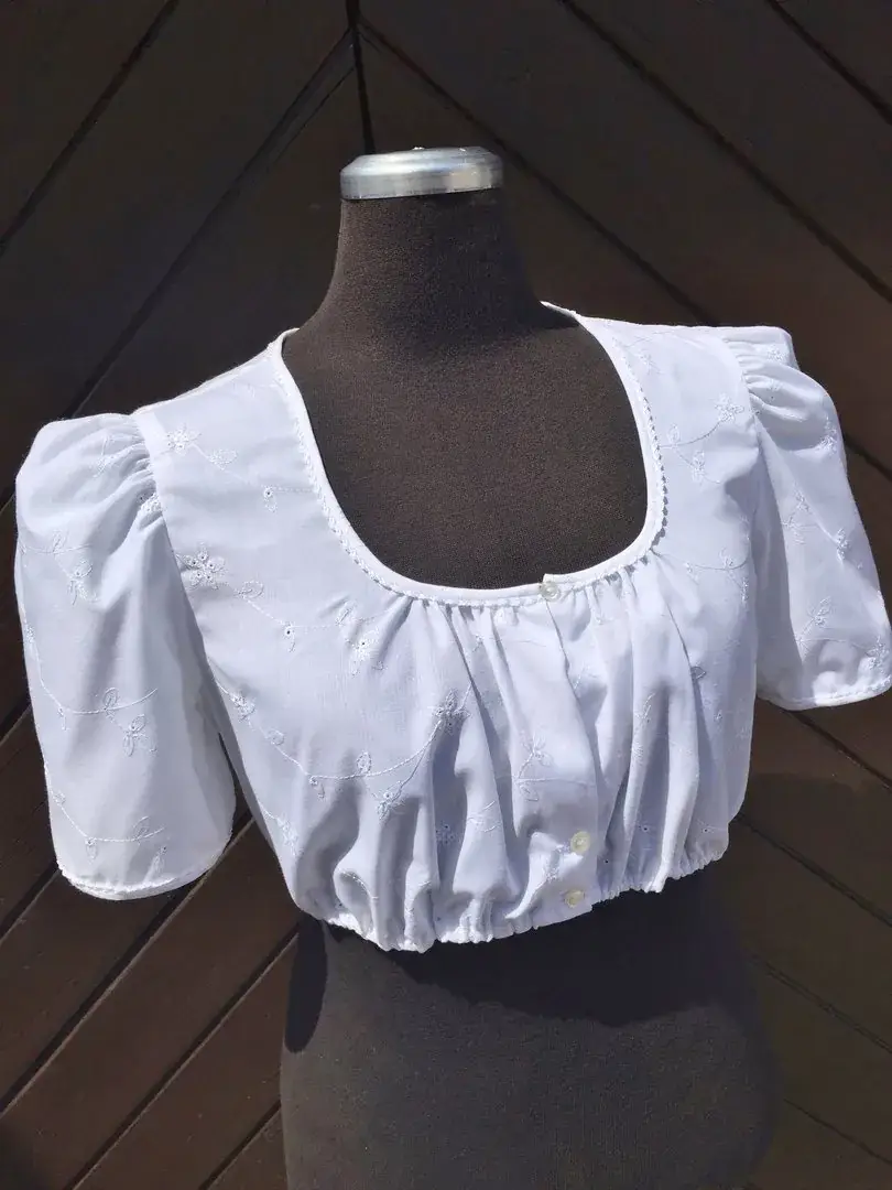 Waldorff Dirndlbluse kurzarm aus Stickereibatist – Bild 1 – Chiemgauer Heimatwerk Trachten-Onlineshop Waldorff Dirndlbluse kurzarm aus Stickereibatist - Bild 1 - Chiemgauer Heimatwerk Trachten-Onlineshop