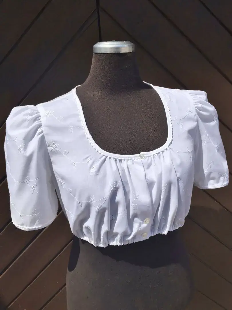 Waldorff Dirndlbluse kurzarm aus Stickereibatist – Bild 14 – Chiemgauer Heimatwerk Trachten-Onlineshop Waldorff Dirndlbluse kurzarm aus Stickereibatist - Bild 14 - Chiemgauer Heimatwerk Trachten-Onlineshop