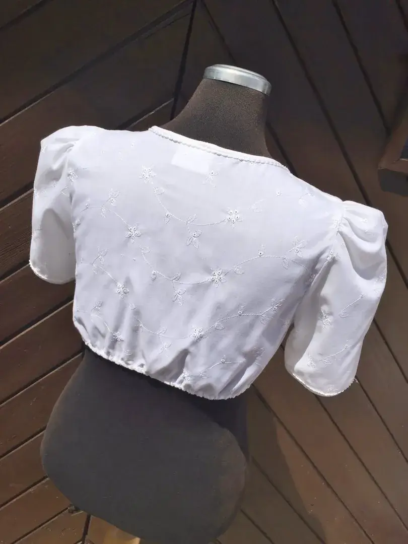 Waldorff Dirndlbluse kurzarm aus Stickereibatist – Bild 7 – Chiemgauer Heimatwerk Trachten-Onlineshop Waldorff Dirndlbluse kurzarm aus Stickereibatist - Bild 7 - Chiemgauer Heimatwerk Trachten-Onlineshop