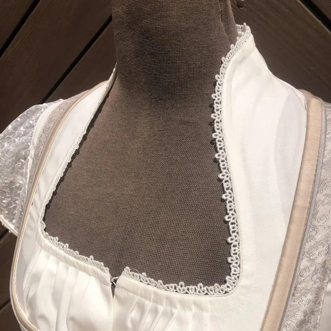 Waldorff Dirndlbluse kurzarm in creme No. 1 – Bild 12 – Chiemgauer Heimatwerk Trachten-Onlineshop Waldorff Dirndlbluse kurzarm in creme No. 1 - Bild 12 - Chiemgauer Heimatwerk Trachten-Onlineshop