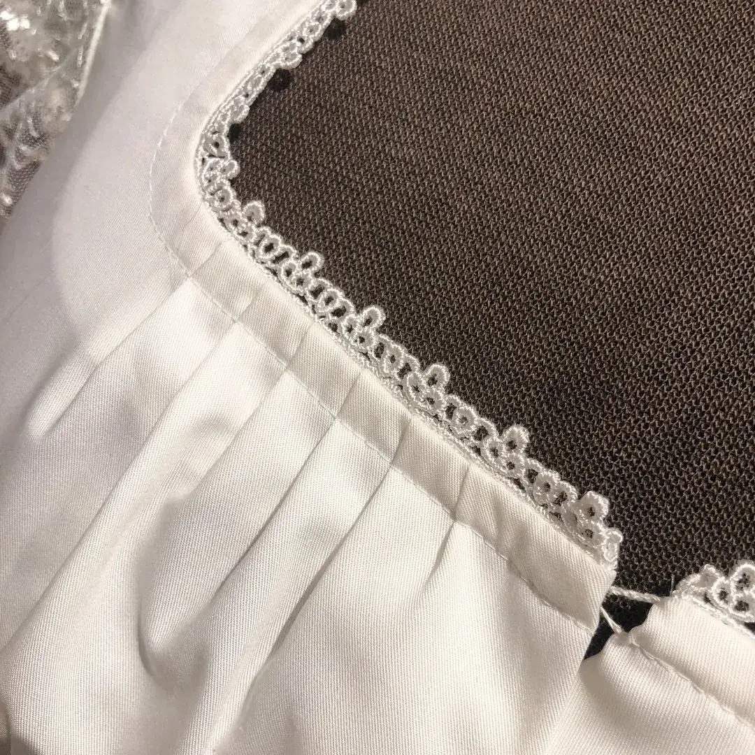 Waldorff Dirndlbluse kurzarm in creme No. 1 – Bild 17 – Chiemgauer Heimatwerk Trachten-Onlineshop Waldorff Dirndlbluse kurzarm in creme No. 1 - Bild 17 - Chiemgauer Heimatwerk Trachten-Onlineshop