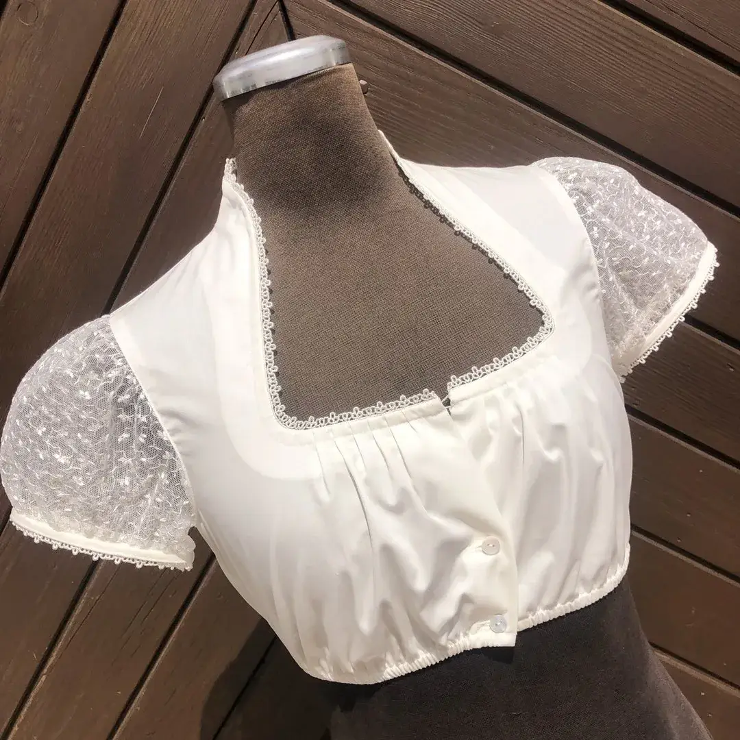 Waldorff Dirndlbluse kurzarm in creme No. 1 – Bild 19 – Chiemgauer Heimatwerk Trachten-Onlineshop Waldorff Dirndlbluse kurzarm in creme No. 1 - Bild 19 - Chiemgauer Heimatwerk Trachten-Onlineshop