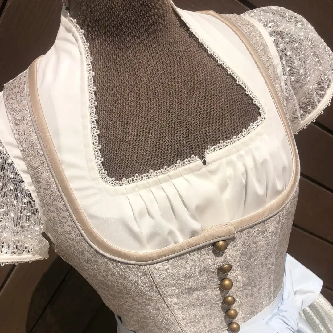 Waldorff Dirndlbluse kurzarm in creme No. 1 – Bild 26 – Chiemgauer Heimatwerk Trachten-Onlineshop Waldorff Dirndlbluse kurzarm in creme No. 1 - Bild 26 - Chiemgauer Heimatwerk Trachten-Onlineshop