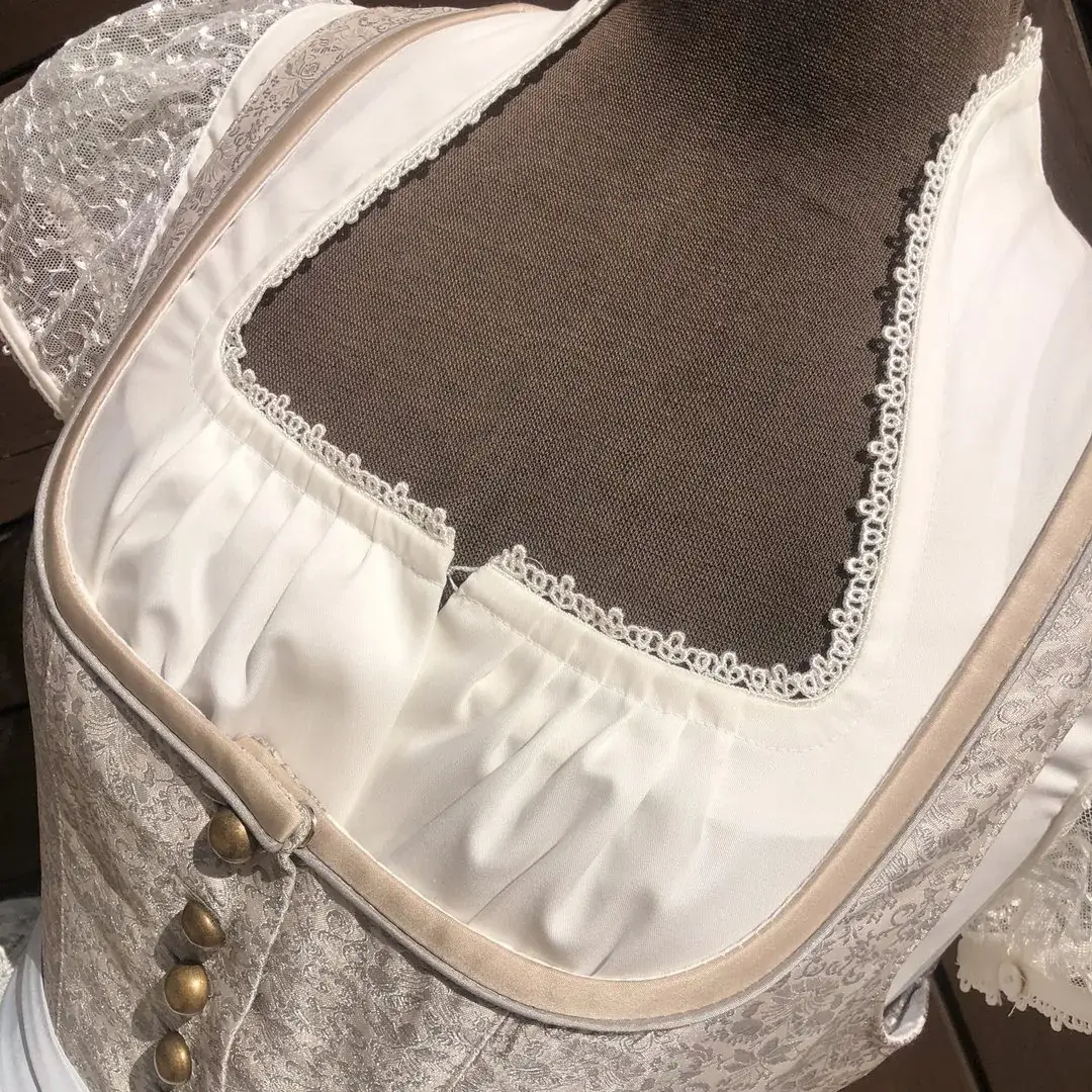 Waldorff Dirndlbluse kurzarm in creme No. 1 – Bild 32 – Chiemgauer Heimatwerk Trachten-Onlineshop Waldorff Dirndlbluse kurzarm in creme No. 1 - Bild 32 - Chiemgauer Heimatwerk Trachten-Onlineshop