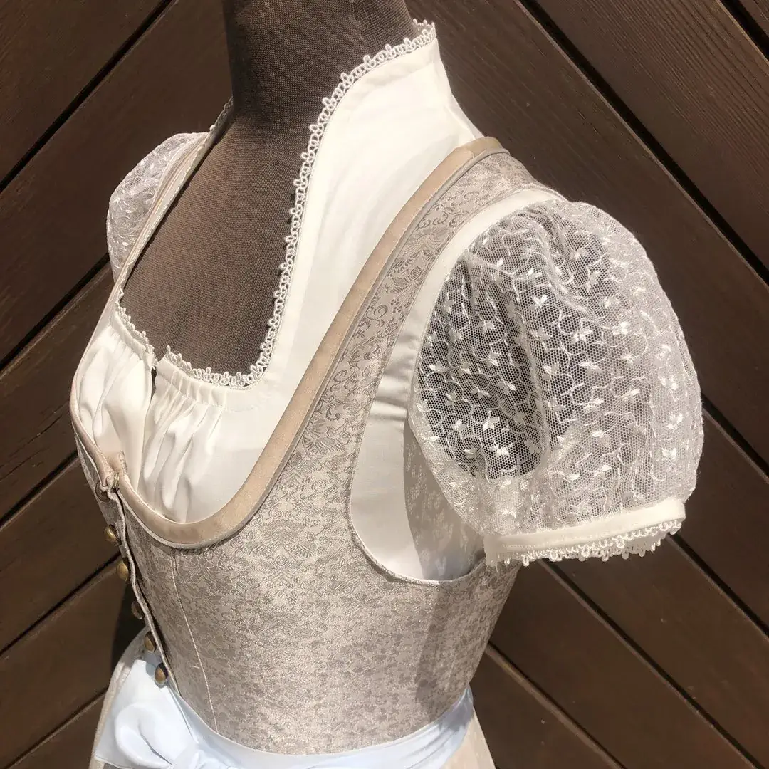 Waldorff Dirndlbluse kurzarm in creme No. 1 – Bild 34 – Chiemgauer Heimatwerk Trachten-Onlineshop Waldorff Dirndlbluse kurzarm in creme No. 1 - Bild 34 - Chiemgauer Heimatwerk Trachten-Onlineshop