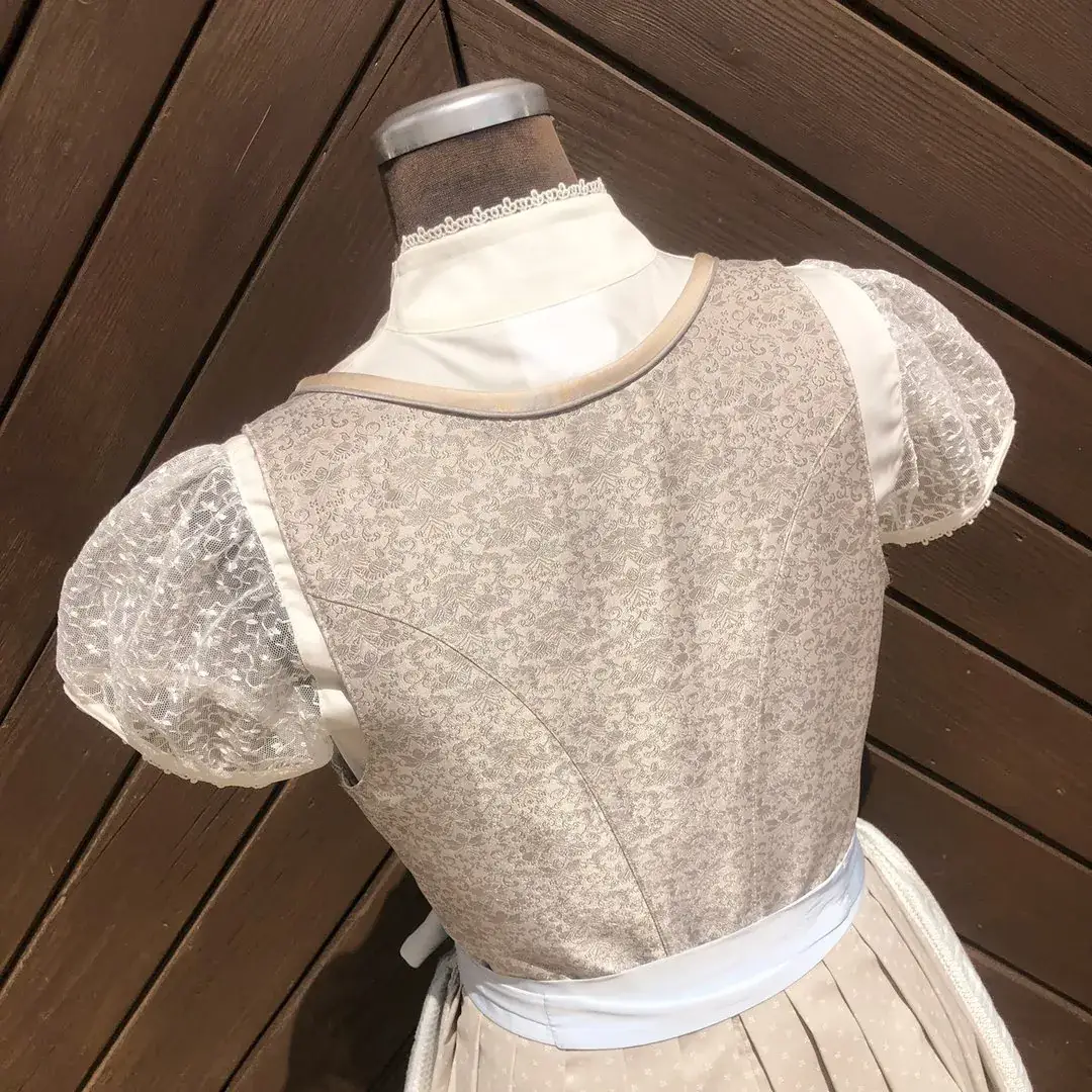 Waldorff Dirndlbluse kurzarm in creme No. 1 – Bild 38 – Chiemgauer Heimatwerk Trachten-Onlineshop Waldorff Dirndlbluse kurzarm in creme No. 1 - Bild 38 - Chiemgauer Heimatwerk Trachten-Onlineshop