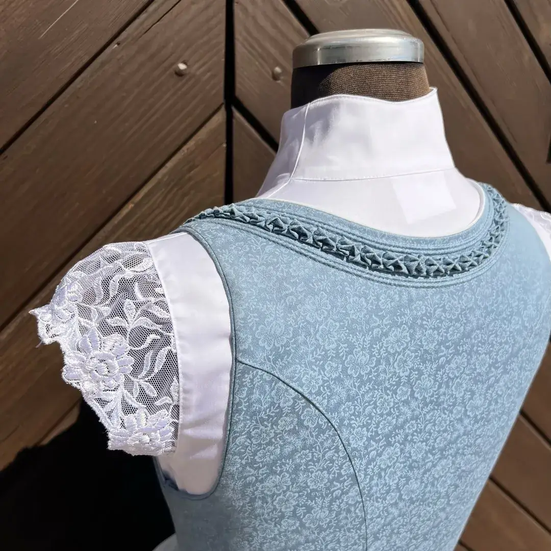 Waldorff Dirndlbluse kurzarm mit Flügelärmeln No. 3 – Bild 10 – Chiemgauer Heimatwerk Trachten-Onlineshop Waldorff Dirndlbluse kurzarm mit Flügelärmeln No. 3 - Bild 10 - Chiemgauer Heimatwerk Trachten-Onlineshop