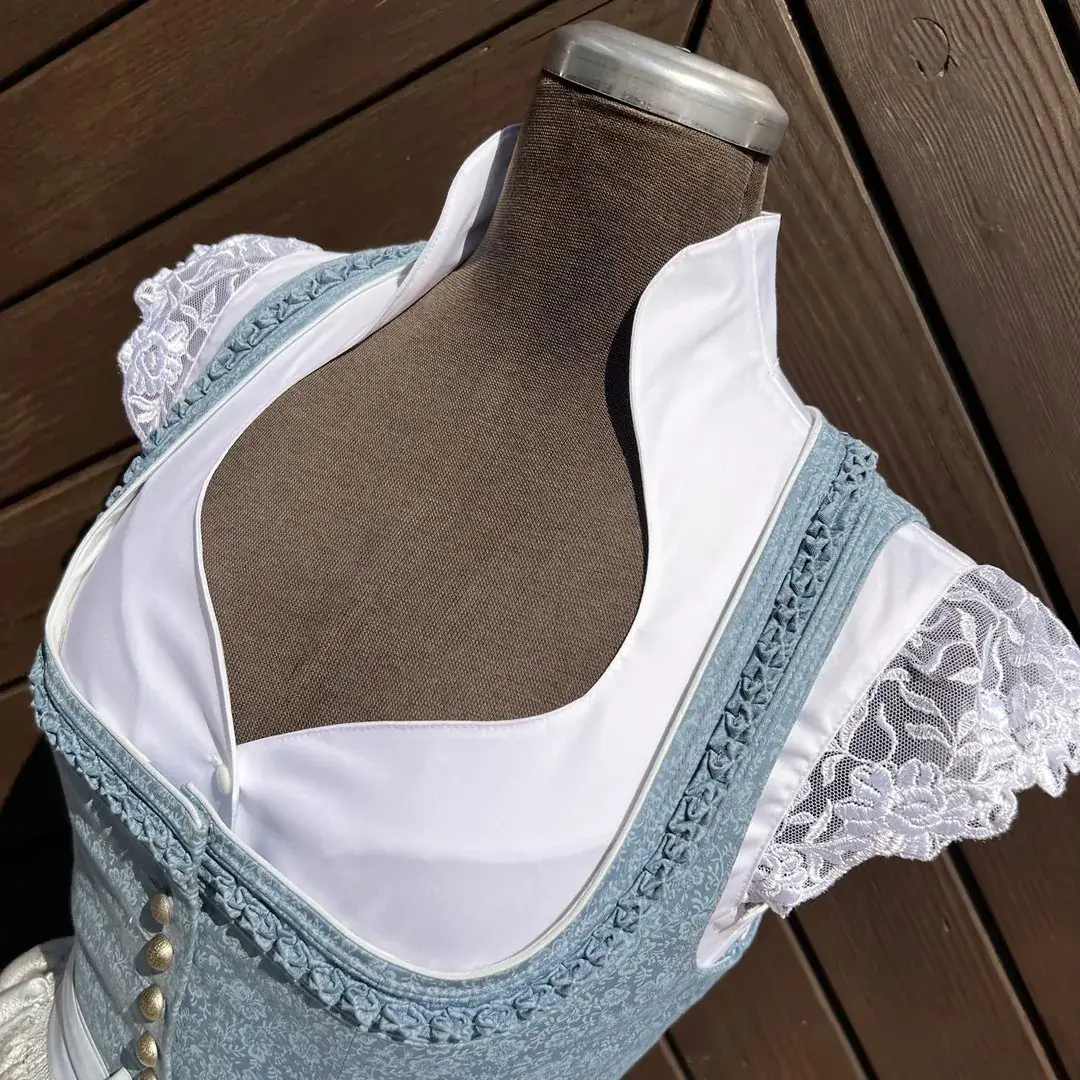 Waldorff Dirndlbluse kurzarm mit Flügelärmeln No. 3 – Bild 47 – Chiemgauer Heimatwerk Trachten-Onlineshop Waldorff Dirndlbluse kurzarm mit Flügelärmeln No. 3 - Bild 47 - Chiemgauer Heimatwerk Trachten-Onlineshop
