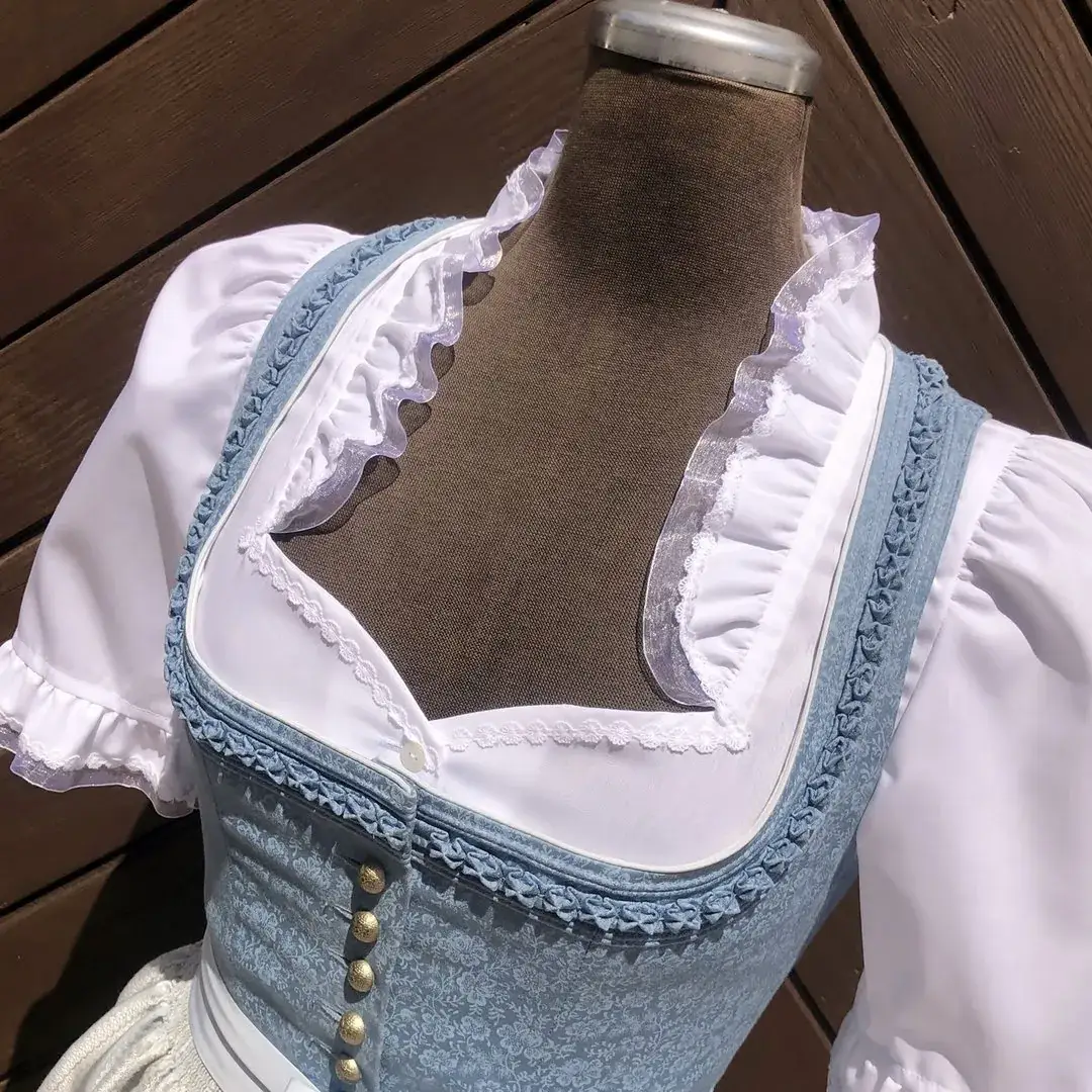 Waldorff Dirndlbluse kurzarm mit Herzausschnitt No. 12 – Bild 5 – Chiemgauer Heimatwerk Trachten-Onlineshop Waldorff Dirndlbluse kurzarm mit Herzausschnitt No. 12 - Bild 5 - Chiemgauer Heimatwerk Trachten-Onlineshop