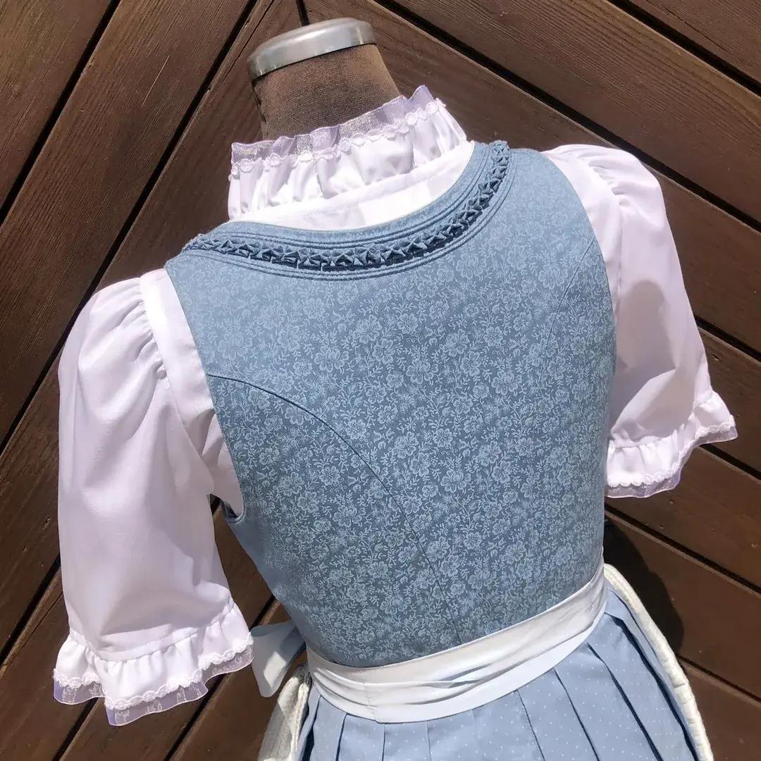 Waldorff Dirndlbluse kurzarm mit Herzausschnitt No. 12 – Bild 52 – Chiemgauer Heimatwerk Trachten-Onlineshop Waldorff Dirndlbluse kurzarm mit Herzausschnitt No. 12 - Bild 52 - Chiemgauer Heimatwerk Trachten-Onlineshop