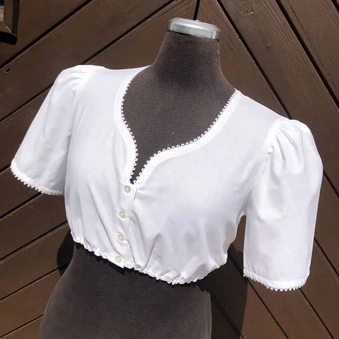Waldorff Dirndlbluse kurzarm mit Herzausschnitt No. 2 – Bild 1 – Chiemgauer Heimatwerk Trachten-Onlineshop Waldorff Dirndlbluse kurzarm mit Herzausschnitt No. 2 - Bild 1 - Chiemgauer Heimatwerk Trachten-Onlineshop