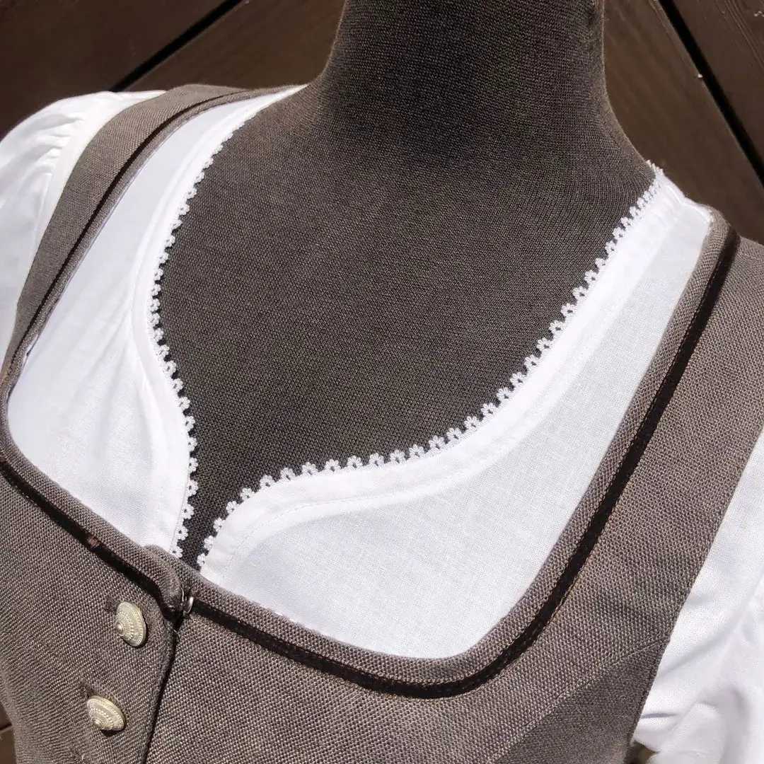 Waldorff Dirndlbluse kurzarm mit Herzausschnitt No. 2 – Bild 12 – Chiemgauer Heimatwerk Trachten-Onlineshop Waldorff Dirndlbluse kurzarm mit Herzausschnitt No. 2 - Bild 12 - Chiemgauer Heimatwerk Trachten-Onlineshop