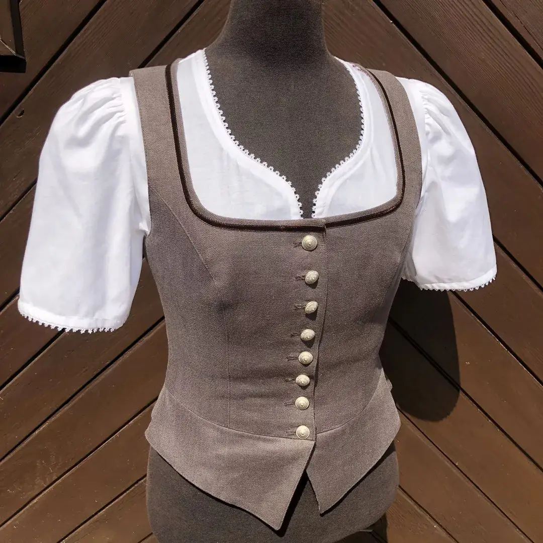 Waldorff Dirndlbluse kurzarm mit Herzausschnitt No. 2 – Bild 8 – Chiemgauer Heimatwerk Trachten-Onlineshop Waldorff Dirndlbluse kurzarm mit Herzausschnitt No. 2 - Bild 8 - Chiemgauer Heimatwerk Trachten-Onlineshop