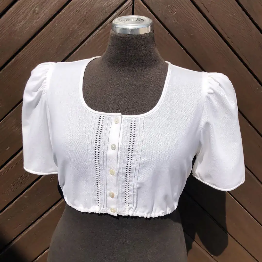 Waldorff Dirndlbluse kurzarm mit Hohlsaum – Bild 1 – Chiemgauer Heimatwerk Trachten-Onlineshop Waldorff Dirndlbluse kurzarm mit Hohlsaum - Bild 1 - Chiemgauer Heimatwerk Trachten-Onlineshop