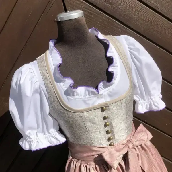 Waldorff Dirndlbluse kurzarm mit Paspel lila – Bild 1 – Chiemgauer Heimatwerk Trachten-Onlineshop Waldorff Dirndlbluse kurzarm mit Paspel lila - Bild 1 - Chiemgauer Heimatwerk Trachten-Onlineshop