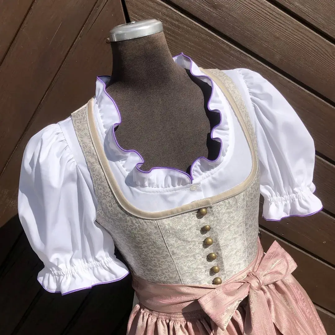 Waldorff Dirndlbluse kurzarm mit Paspel lila – Bild 1 – Chiemgauer Heimatwerk Trachten-Onlineshop Waldorff Dirndlbluse kurzarm mit Paspel lila - Bild 1 - Chiemgauer Heimatwerk Trachten-Onlineshop