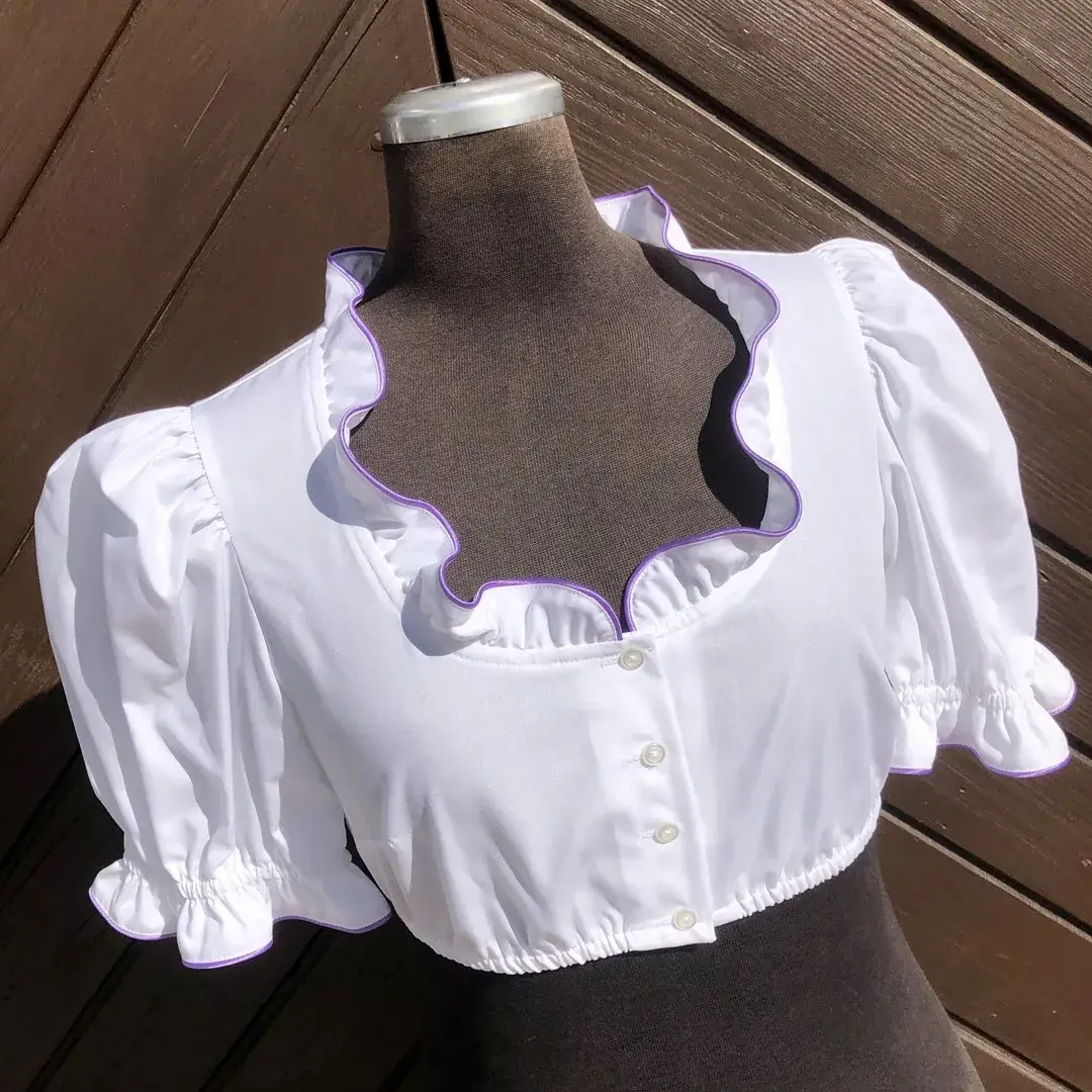 Waldorff Dirndlbluse kurzarm mit Paspel lila – Bild 2 – Chiemgauer Heimatwerk Trachten-Onlineshop Waldorff Dirndlbluse kurzarm mit Paspel lila - Bild 2 - Chiemgauer Heimatwerk Trachten-Onlineshop