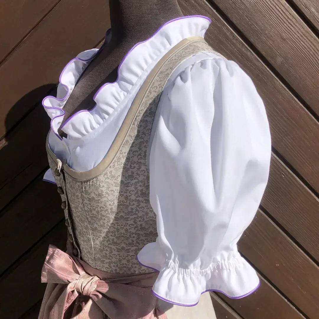 Waldorff Dirndlbluse kurzarm mit Paspel lila – Bild 6 – Chiemgauer Heimatwerk Trachten-Onlineshop Waldorff Dirndlbluse kurzarm mit Paspel lila - Bild 6 - Chiemgauer Heimatwerk Trachten-Onlineshop