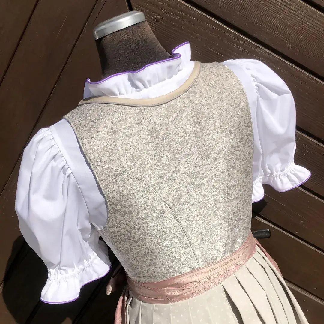 Waldorff Dirndlbluse kurzarm mit Paspel lila – Bild 8 – Chiemgauer Heimatwerk Trachten-Onlineshop Waldorff Dirndlbluse kurzarm mit Paspel lila - Bild 8 - Chiemgauer Heimatwerk Trachten-Onlineshop