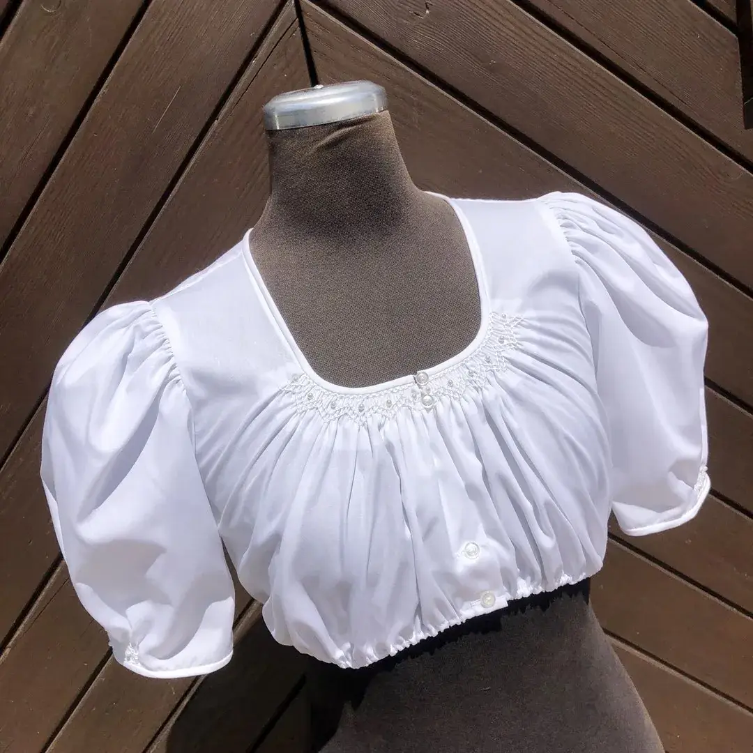 Waldorff Dirndlbluse kurzarm mit Perlen No. 13 – Bild 2 – Chiemgauer Heimatwerk Trachten-Onlineshop Waldorff Dirndlbluse kurzarm mit Perlen No. 13 - Bild 2 - Chiemgauer Heimatwerk Trachten-Onlineshop