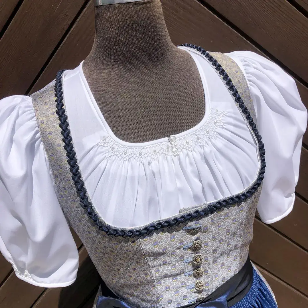 Waldorff Dirndlbluse kurzarm mit Perlen No. 13 – Bild 36 – Chiemgauer Heimatwerk Trachten-Onlineshop Waldorff Dirndlbluse kurzarm mit Perlen No. 13 - Bild 36 - Chiemgauer Heimatwerk Trachten-Onlineshop