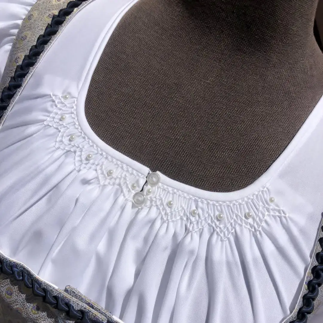 Waldorff Dirndlbluse kurzarm mit Perlen No. 13 – Bild 45 – Chiemgauer Heimatwerk Trachten-Onlineshop Waldorff Dirndlbluse kurzarm mit Perlen No. 13 - Bild 45 - Chiemgauer Heimatwerk Trachten-Onlineshop