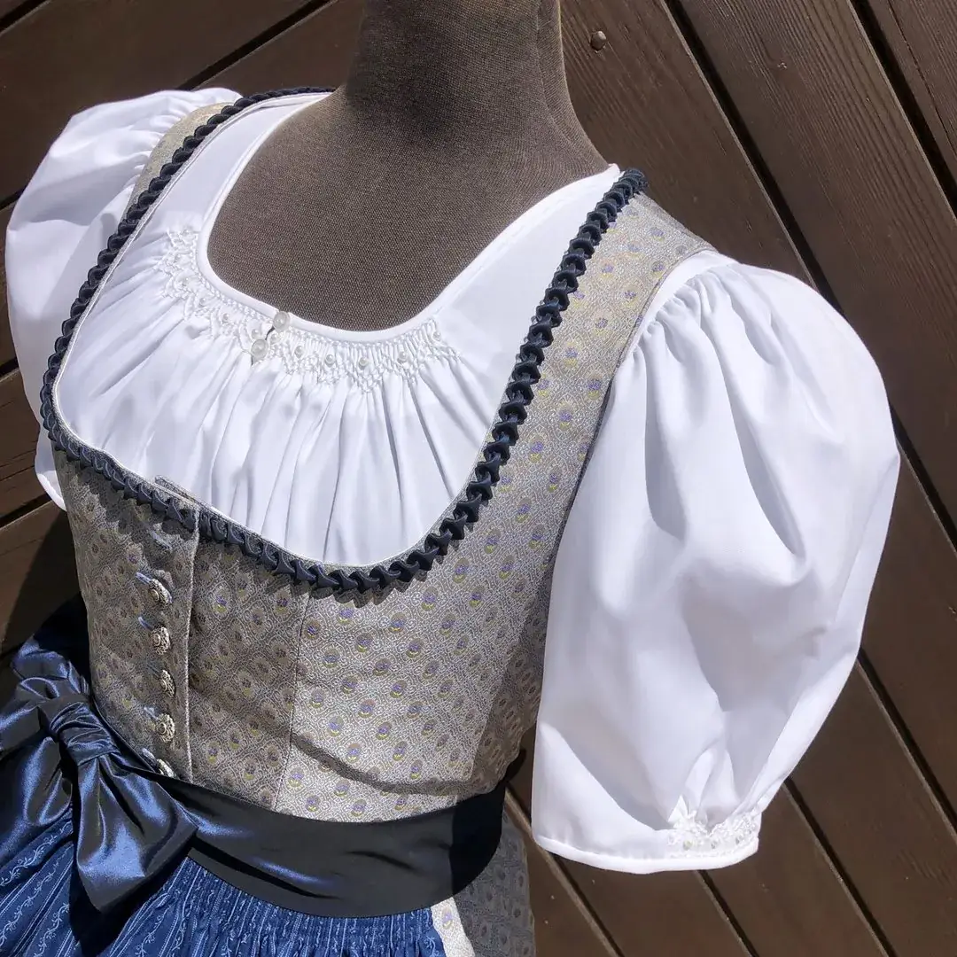 Waldorff Dirndlbluse kurzarm mit Perlen No. 13 – Bild 6 – Chiemgauer Heimatwerk Trachten-Onlineshop Waldorff Dirndlbluse kurzarm mit Perlen No. 13 - Bild 6 - Chiemgauer Heimatwerk Trachten-Onlineshop