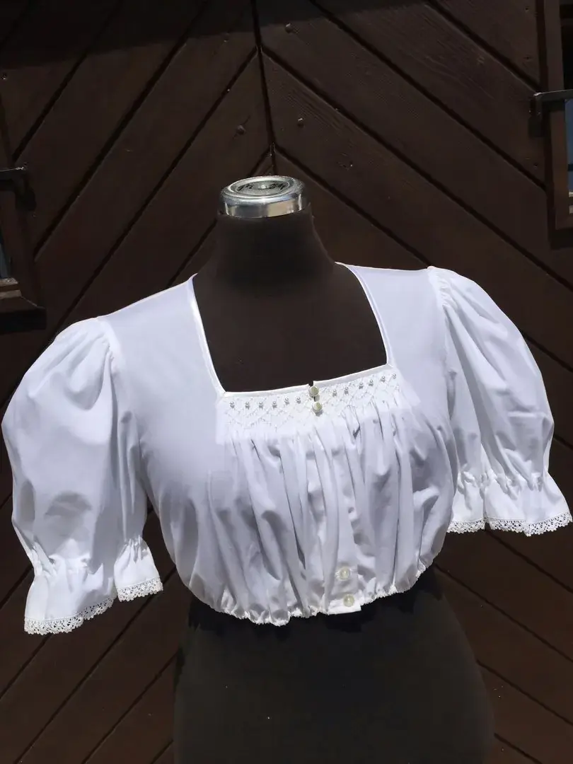Waldorff Dirndlbluse kurzarm mit Perlen No. 4 – Bild 1 – Chiemgauer Heimatwerk Trachten-Onlineshop Waldorff Dirndlbluse kurzarm mit Perlen No. 4 - Bild 1 - Chiemgauer Heimatwerk Trachten-Onlineshop