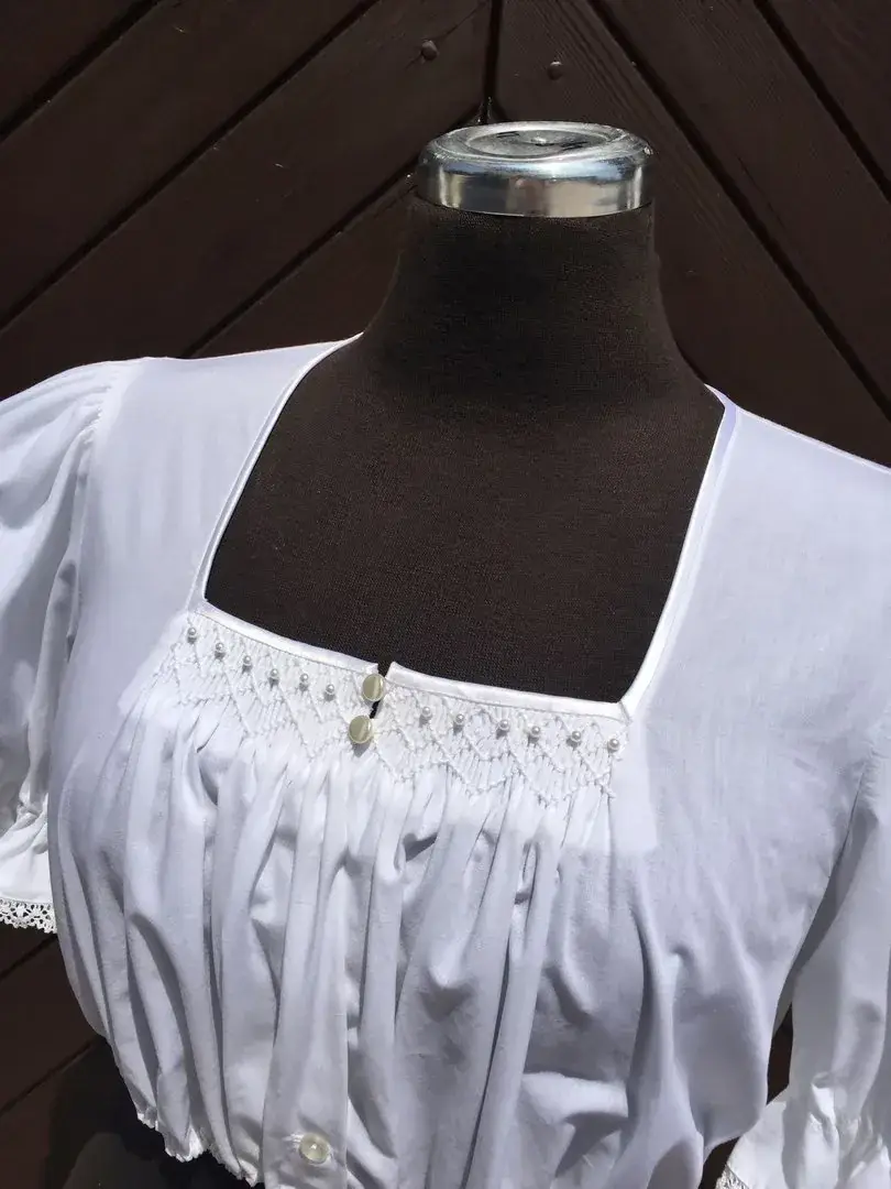 Waldorff Dirndlbluse kurzarm mit Perlen No. 4 – Bild 13 – Chiemgauer Heimatwerk Trachten-Onlineshop Waldorff Dirndlbluse kurzarm mit Perlen No. 4 - Bild 13 - Chiemgauer Heimatwerk Trachten-Onlineshop