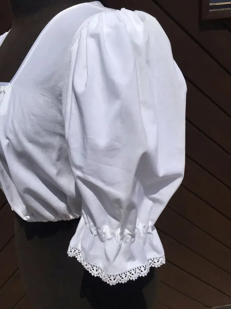 Waldorff Dirndlbluse kurzarm mit Perlen No. 4 – Bild 7 – Chiemgauer Heimatwerk Trachten-Onlineshop Waldorff Dirndlbluse kurzarm mit Perlen No. 4 - Bild 7 - Chiemgauer Heimatwerk Trachten-Onlineshop