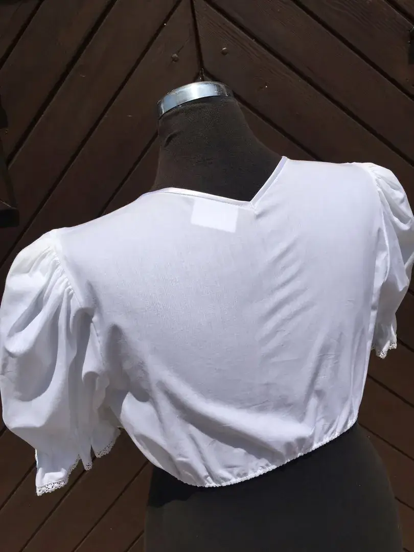 Waldorff Dirndlbluse kurzarm mit Perlen No. 4 – Bild 9 – Chiemgauer Heimatwerk Trachten-Onlineshop Waldorff Dirndlbluse kurzarm mit Perlen No. 4 - Bild 9 - Chiemgauer Heimatwerk Trachten-Onlineshop