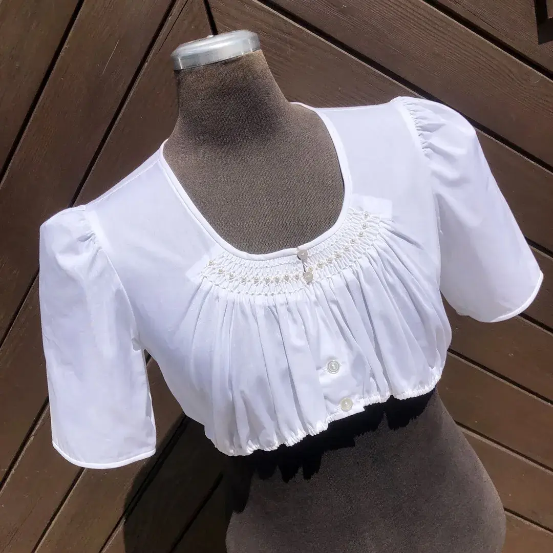Waldorff Dirndlbluse kurzarm mit Perlen No. 5 – Bild 2 – Chiemgauer Heimatwerk Trachten-Onlineshop Waldorff Dirndlbluse kurzarm mit Perlen No. 5 - Bild 2 - Chiemgauer Heimatwerk Trachten-Onlineshop