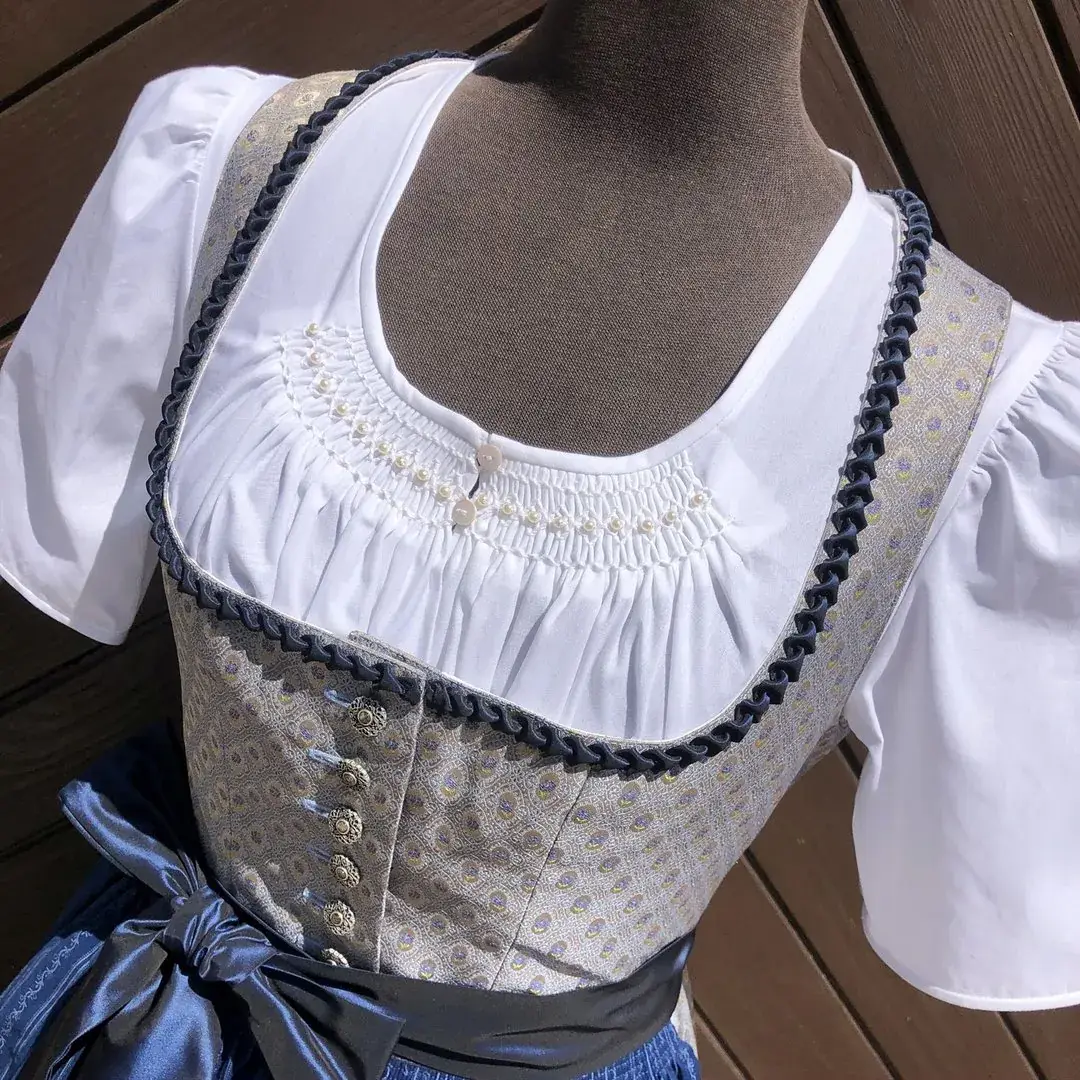 Waldorff Dirndlbluse kurzarm mit Perlen No. 5 – Bild 4 – Chiemgauer Heimatwerk Trachten-Onlineshop Waldorff Dirndlbluse kurzarm mit Perlen No. 5 - Bild 4 - Chiemgauer Heimatwerk Trachten-Onlineshop