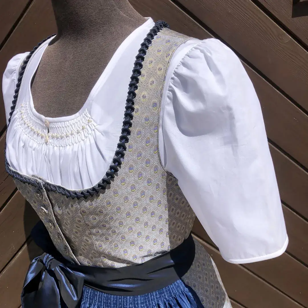 Waldorff Dirndlbluse kurzarm mit Perlen No. 5 – Bild 5 – Chiemgauer Heimatwerk Trachten-Onlineshop Waldorff Dirndlbluse kurzarm mit Perlen No. 5 - Bild 5 - Chiemgauer Heimatwerk Trachten-Onlineshop
