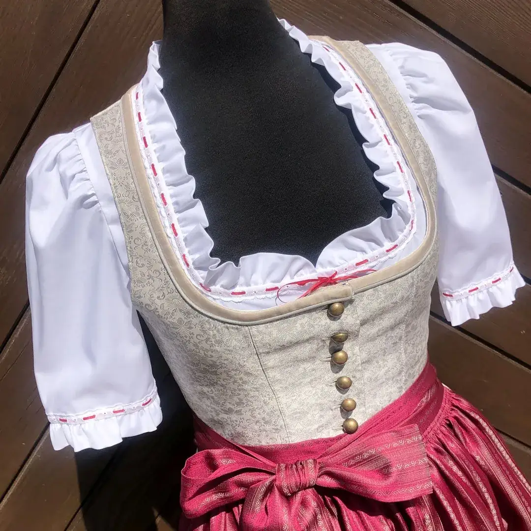 Waldorff Dirndlbluse kurzarm mit Satinbändchen rot – Bild 12 – Chiemgauer Heimatwerk Trachten-Onlineshop Waldorff Dirndlbluse kurzarm mit Satinbändchen rot - Bild 12 - Chiemgauer Heimatwerk Trachten-Onlineshop
