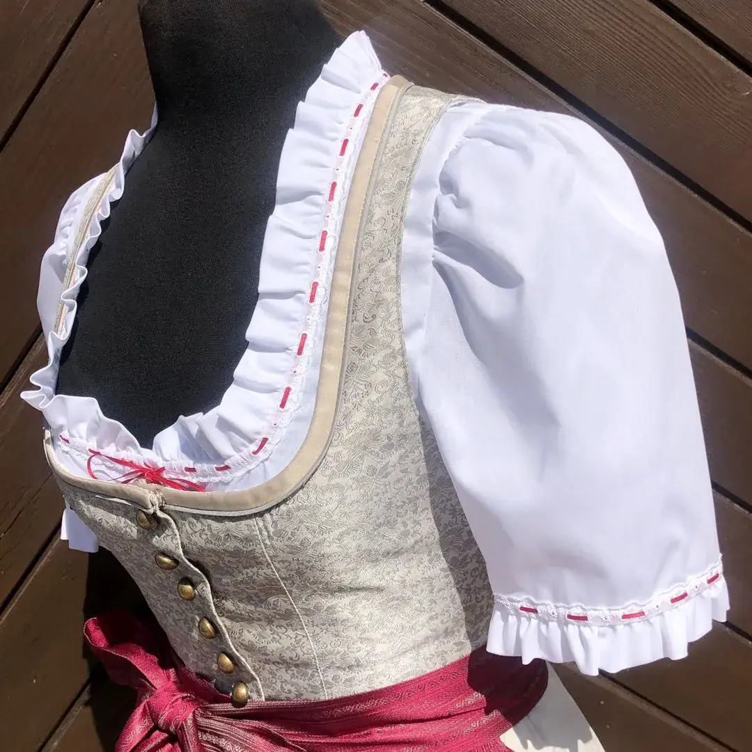 Waldorff Dirndlbluse kurzarm mit Satinbändchen rot – Bild 33 – Chiemgauer Heimatwerk Trachten-Onlineshop Waldorff Dirndlbluse kurzarm mit Satinbändchen rot - Bild 33 - Chiemgauer Heimatwerk Trachten-Onlineshop