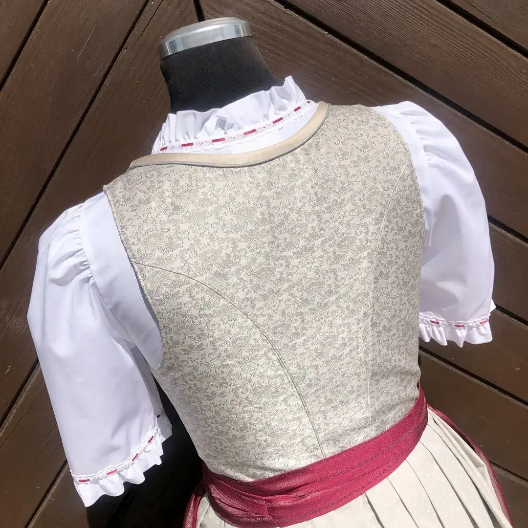 Waldorff Dirndlbluse kurzarm mit Satinbändchen rot – Bild 35 – Chiemgauer Heimatwerk Trachten-Onlineshop Waldorff Dirndlbluse kurzarm mit Satinbändchen rot - Bild 35 - Chiemgauer Heimatwerk Trachten-Onlineshop