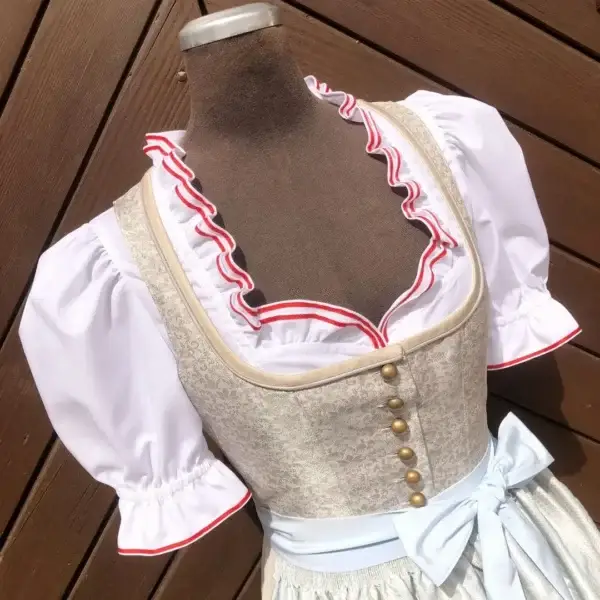 Waldorff Dirndlbluse kurzarm mit Satinband rot – Bild 1 – Chiemgauer Heimatwerk Trachten-Onlineshop Waldorff Dirndlbluse kurzarm mit Satinband rot - Bild 1 - Chiemgauer Heimatwerk Trachten-Onlineshop