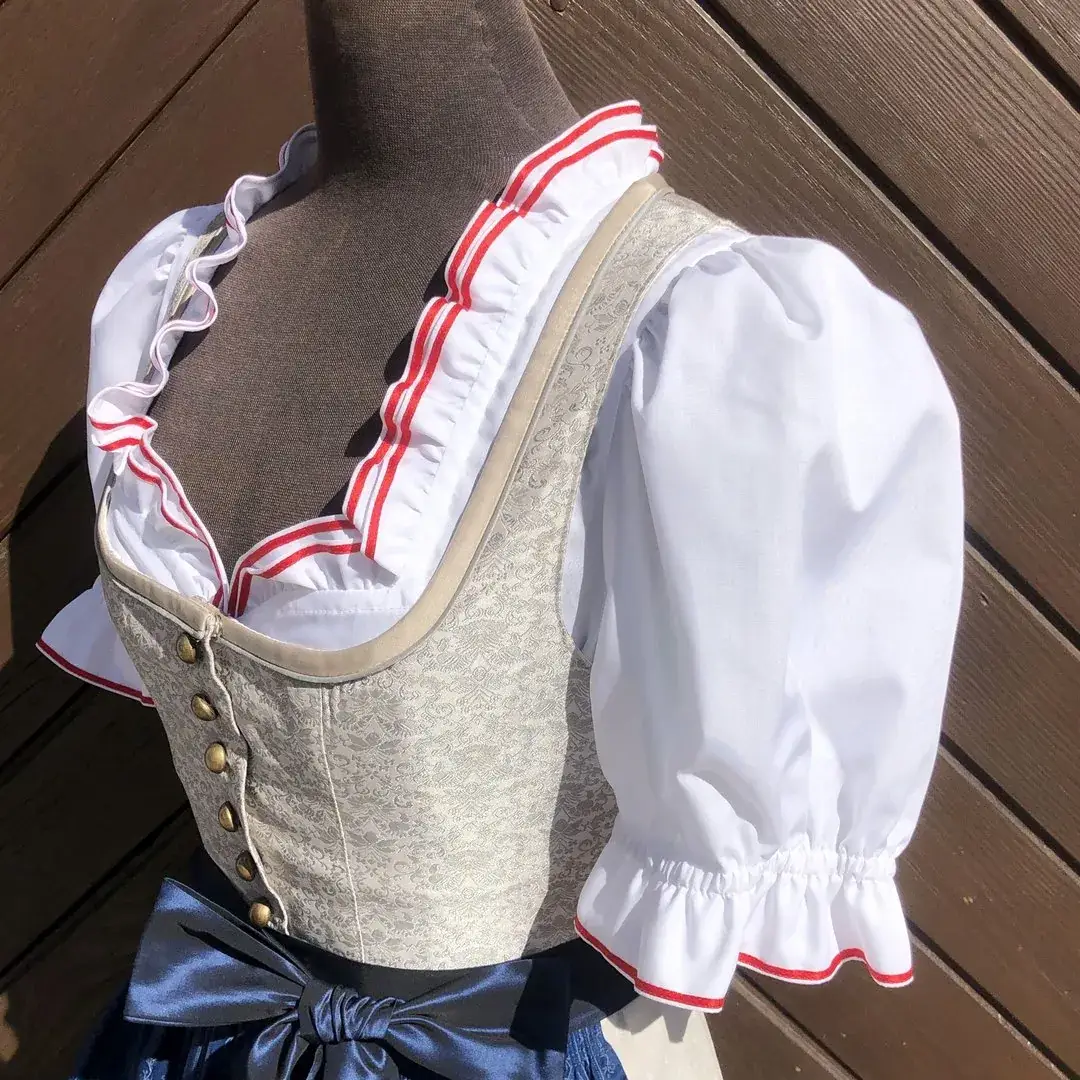 Waldorff Dirndlbluse kurzarm mit Satinband rot – Bild 5 – Chiemgauer Heimatwerk Trachten-Onlineshop Waldorff Dirndlbluse kurzarm mit Satinband rot - Bild 5 - Chiemgauer Heimatwerk Trachten-Onlineshop