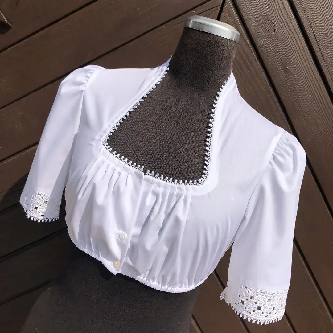 Waldorff Dirndlbluse kurzarm mit Schneewittchenkragen No. 15 – Bild 1 – Chiemgauer Heimatwerk Trachten-Onlineshop Waldorff Dirndlbluse kurzarm mit Schneewittchenkragen No. 15 - Bild 1 - Chiemgauer Heimatwerk Trachten-Onlineshop