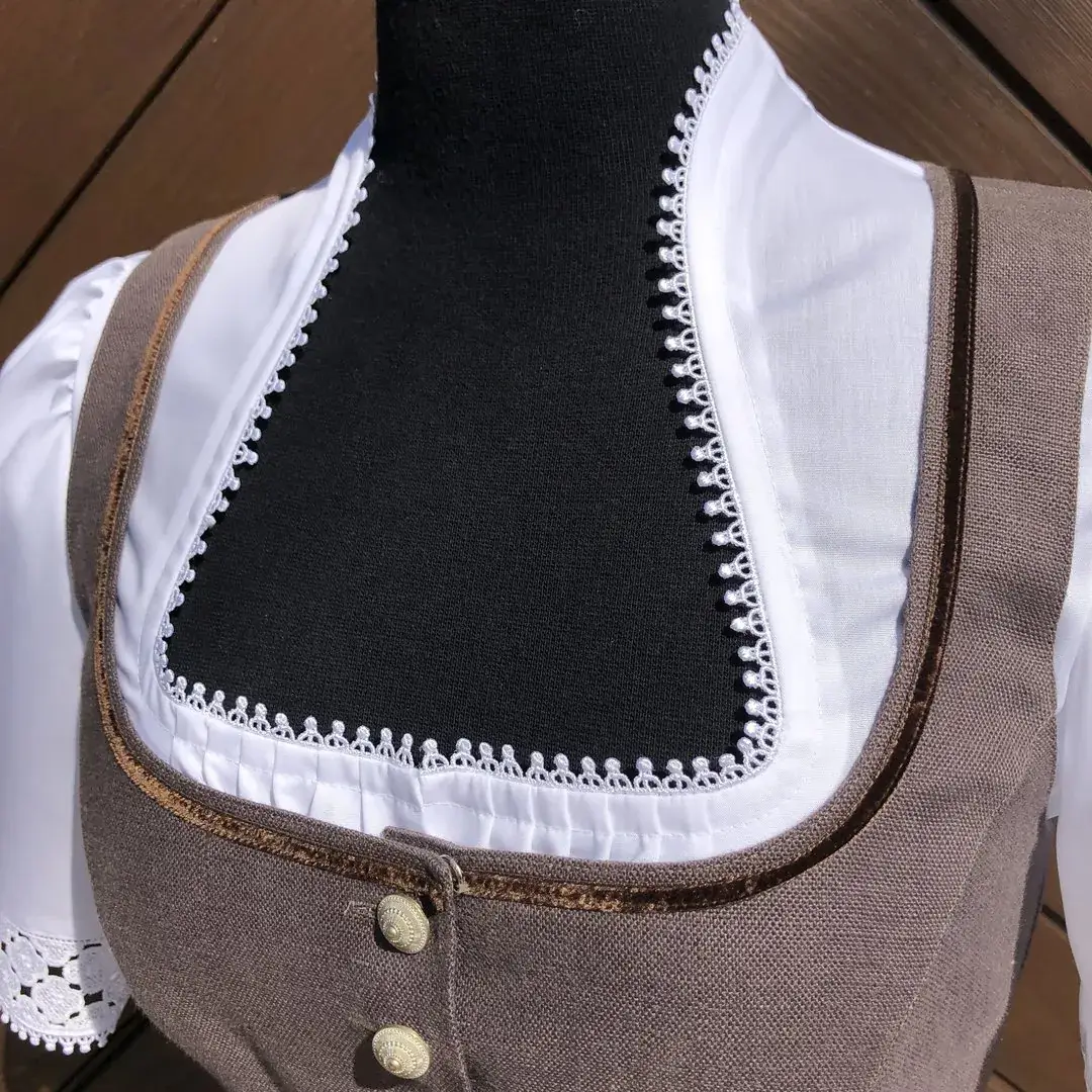 Waldorff Dirndlbluse kurzarm mit Schneewittchenkragen No. 15 – Bild 19 – Chiemgauer Heimatwerk Trachten-Onlineshop Waldorff Dirndlbluse kurzarm mit Schneewittchenkragen No. 15 - Bild 19 - Chiemgauer Heimatwerk Trachten-Onlineshop